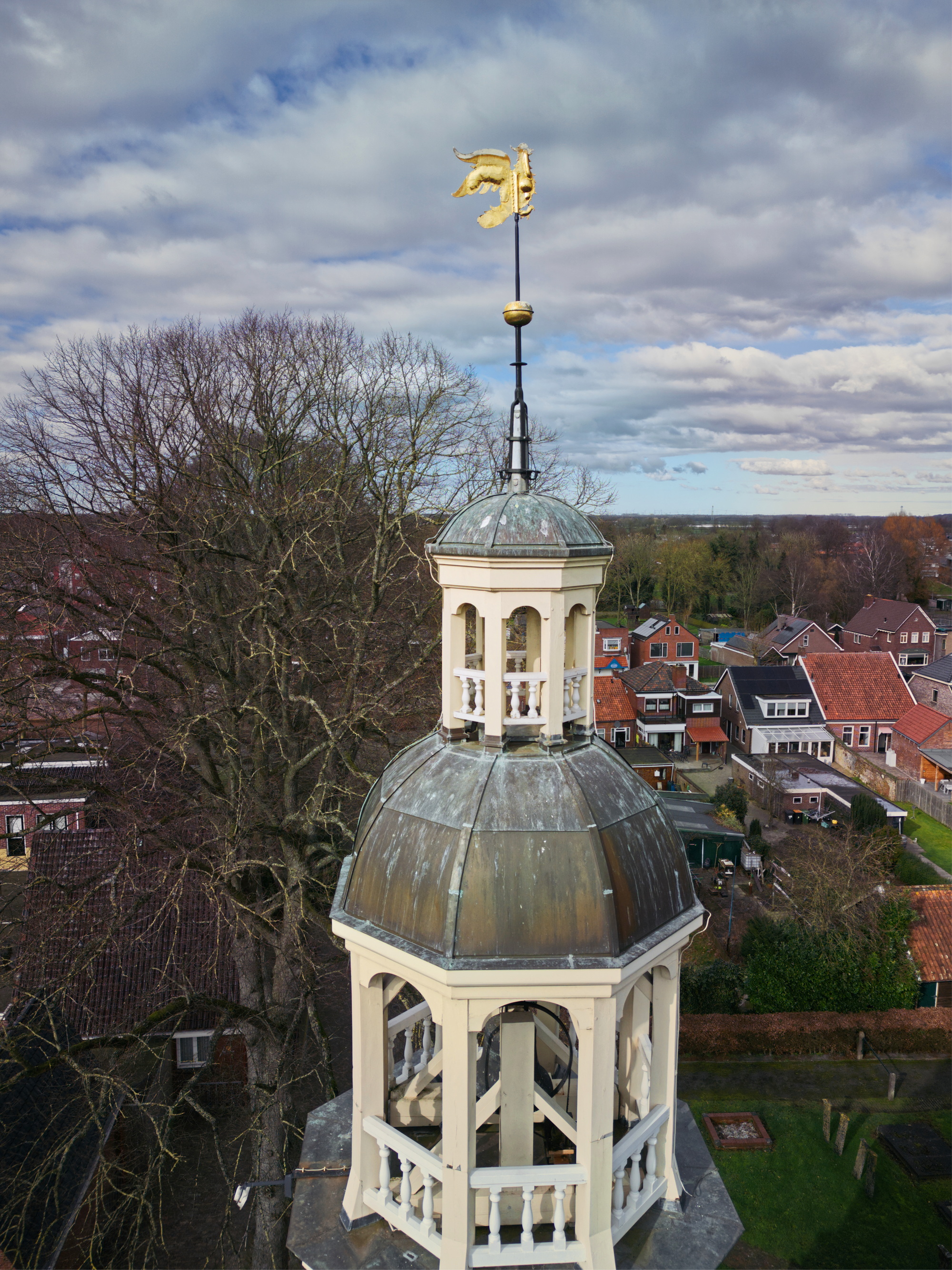 De torenspits met windvaan. Dronefoto: ©Jur Kuipers.